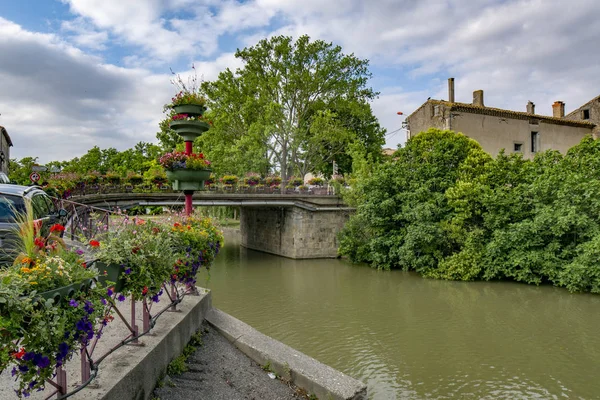 Trebes France Juin 2017 Vue Pont Orné Fleurs Traversant Canal — Photo
