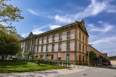 Pontevedra, Galiçya, İspanya; Eylül 2018: şehrin tarihi merkezine ve Güzel Sanatlar Fakültesi binasının cephe görünümünü