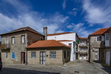 Pontevedra, Galiçya, İspanya; Eylül 2018: şehrin tarihi merkezi görünümünü bir kareler eski taş evler
