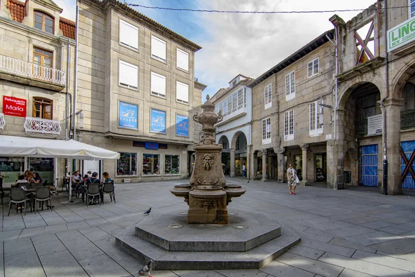 ポンテベドラ スペイン コルーニャの古い中心の つの歴史的な広場中央の噴水に 2018年 — ストック写真