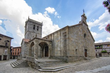 Alberca, Salamanca, İspanya; Haziran 2017: Parish Kilisesi Our Lady varsayım olarak Ortaçağ Köyü La Alberca Salamanca il