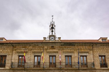 Benavente, Zamora, İspanya, Haziran 2017: ayrıntı cephe ana meydanında Benavente şehrin tarihi merkezinde Belediye Binası