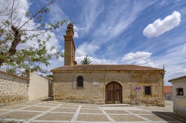 Olmo de Guarena, Zamora, İspanya, Haziran 2017: Romanesk kilise, San Andres Olmo de la Guarena Köyü