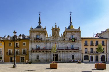 Ponferrada, Leon, İspanya; Haziran 2017: Ponferrada Belediye cephe. Barok tarzı. İki kule ile ince iğneler, imparatorluk sembolleri ile kalkan ve geniş bir balkon. 