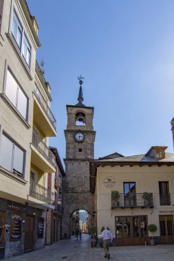 Ponferrada, Leon, İspanya; Haziran 2017: Saat Kulesi Ponferrada şehir tarihi merkezinin Encina meydanında görünümünü