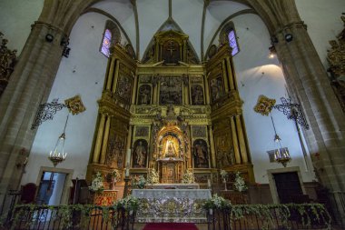 Ponferrada, Leon, İspanya; Haziran 2017: Ponferrada tarihi merkezinin meydanında Encina bazilikanın iç görünüm