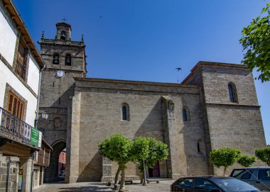Ledesma, Salamanca, İspanya; Haziran 2017: Ledesma Ortaçağ şehrin tarihi merkezinde, Santa Maria Kilisesi la Belediye Başkanı görünümünü.