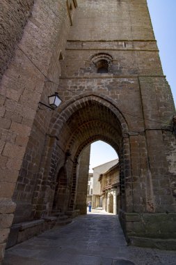 Ledesma, Salamanca, İspanya; Haziran 2017: kasanın Ledesma Ortaçağ şehrin tarihi merkezinde, Santa Maria Kilisesi la Belediye Başkanı kulenin görünümünü.