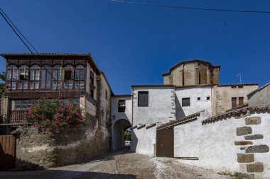 Ledesma, Salamanca, İspanya; Haziran 2017: Ledesma ortaçağ şehir tarihi merkezinde ana Meydanı'na giriş arch görünümünü.