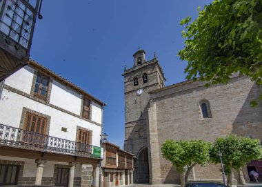 Ledesma, Salamanca, İspanya; Haziran 2017: Ledesma Ortaçağ şehrin tarihi merkezinde, Santa Maria Kilisesi La Belediye Başkanı kuleye bakış.