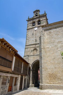 Ledesma, Salamanca, İspanya; Haziran 2017: Ledesma Ortaçağ şehrin tarihi merkezinde, Santa Maria Kilisesi La Belediye Başkanı kuleye bakış.