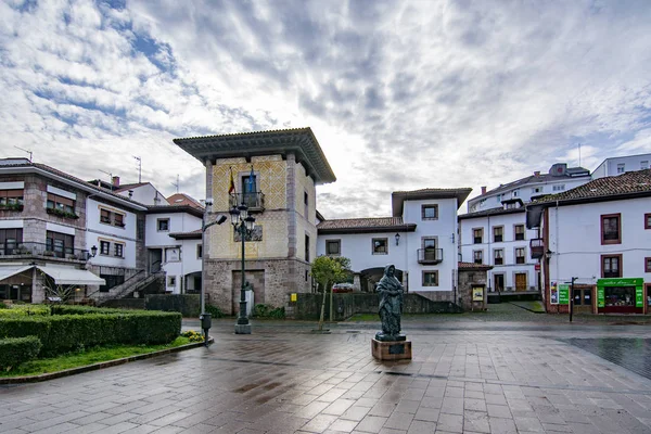 西班牙阿斯图里亚斯 Cangas Onis 2016年1月 市场旁和教堂花园旁的平图宫塔和一座古老阿斯图里安的铜像 — 图库照片