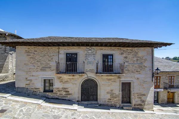 Street and buildings of the medieval village of Puebla de Sanabr — Stock Photo, Image