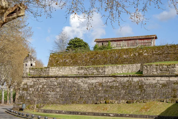 Detalj av väggen i byn medeltida i Monção, Portugal — Stockfoto