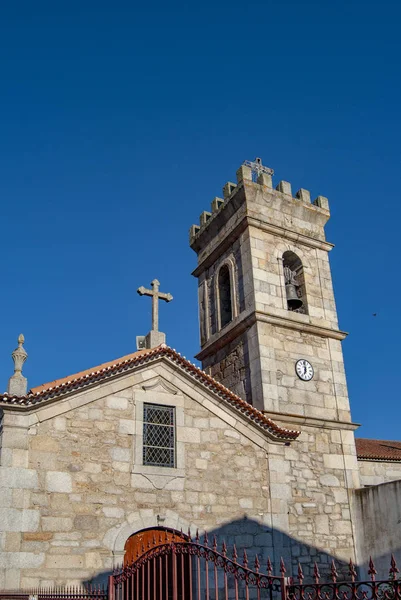 Klocktornet i den huvudsakliga kyrkan av den muromgärdade staden Almeida — Stockfoto