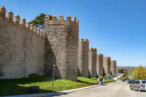 Mur médiéval puissant et tours entourant la vieille ville d'Avil — Photo