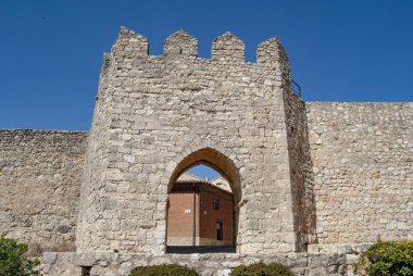 Çoğundan duvar kapısı küçük Ortaçağ tarzı köyün Uruena