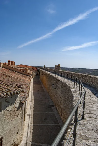 Straten en gebouwen van het middeleeuwse dorp van Uruena in prov — Stockfoto