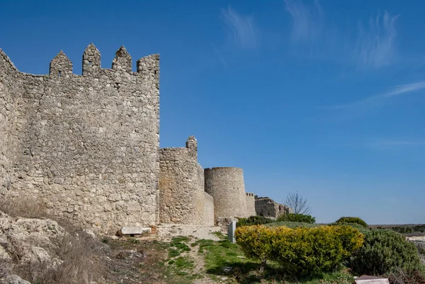 Vue sur le mur du petit village médiéval d'Uruena — Photo