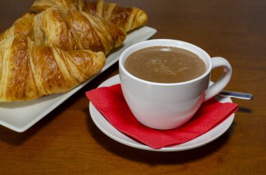 sıcak çikolata kruvasan ile