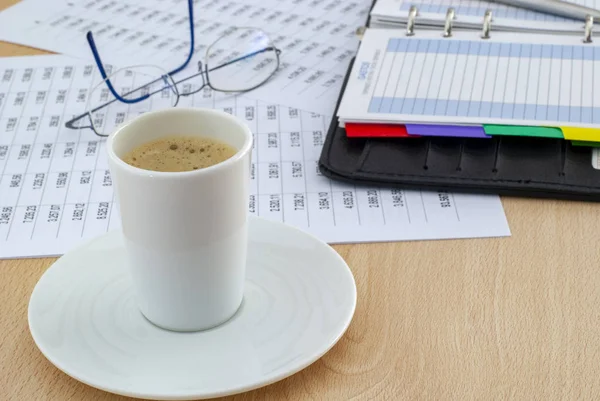 Tazza di caffè in piedi sulla scrivania dell'ufficio — Foto Stock