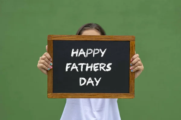 Happy Fathers Day написан на доске — стоковое фото