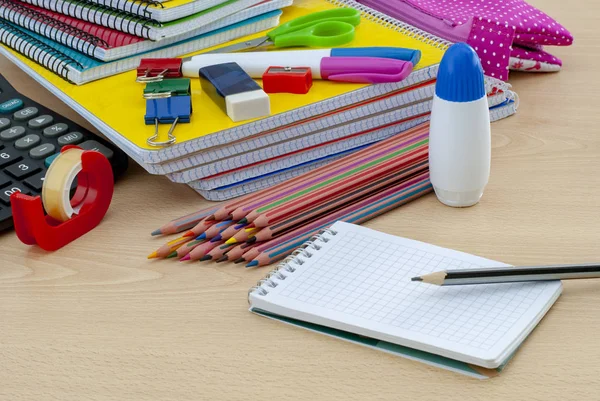 Gruppo di materiale scolastico e libri — Foto Stock