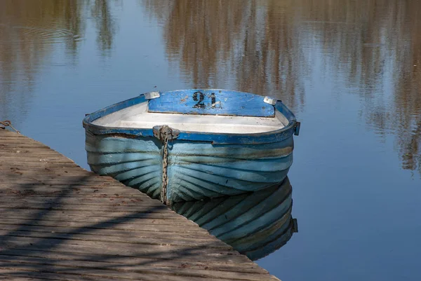 Barco a pé azul no rio Tormes, Salamanca — Fotografia de Stock