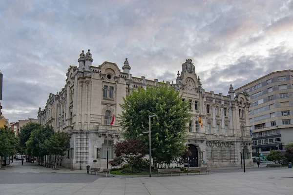 Ayuntamiento de Santander al amanecer en pleno día nublado — Foto de Stock