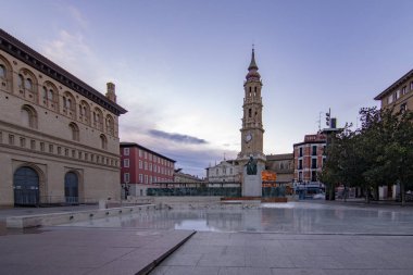 Meydanı ve San Salvador Zaragoza katedral Kulesi
