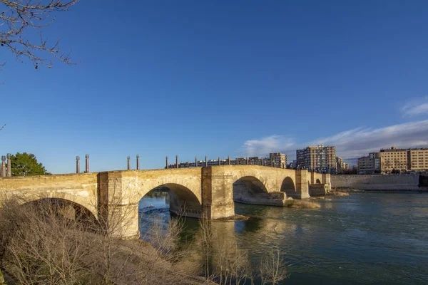 Medeltida bron över floden Ebro i Zaragoza — Stockfoto