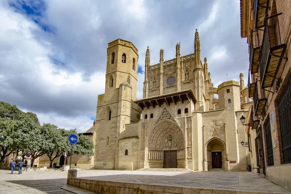 Huesca bulutlu gün Katedralde. Aragon, İspanya