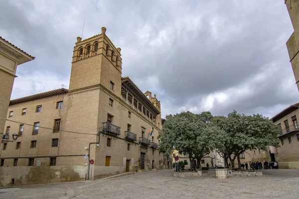 Elewacji ratusza i placu Katedralnego w Huesca — Zdjęcie stockowe