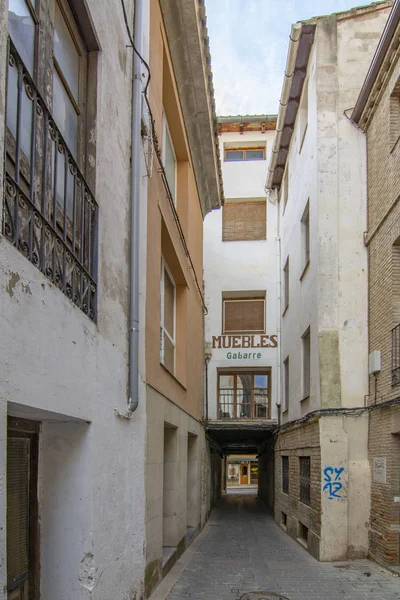 Huesca şehrinin merkezinde sokak geçit — Stok fotoğraf