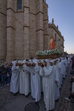 Zamora sokaklarında kutsal Cumartesi tören