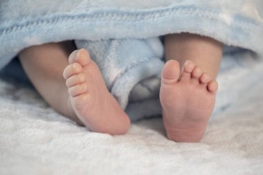 Mavi kapaklı bebek ayakları