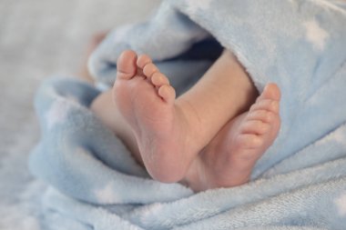 Mavi kapaklı bebek ayakları