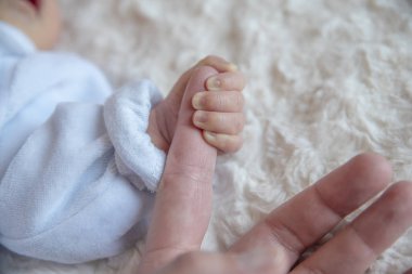 Yeni doğan bebek anne parmak holding