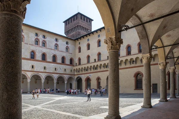 Sforza Kalesi - Castello Sforzesco Milano, İtalya