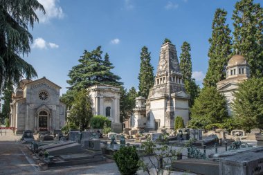  Milano Anıtmezarlığı üzerindeki mezarlar, İtalya