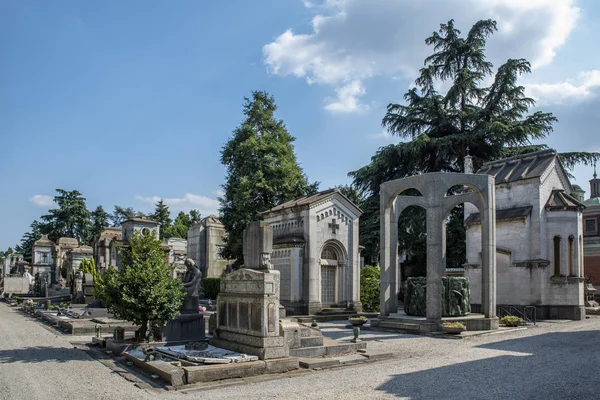 Os túmulos no Cemitério Monumental de Milão, Itália — Fotografia de Stock