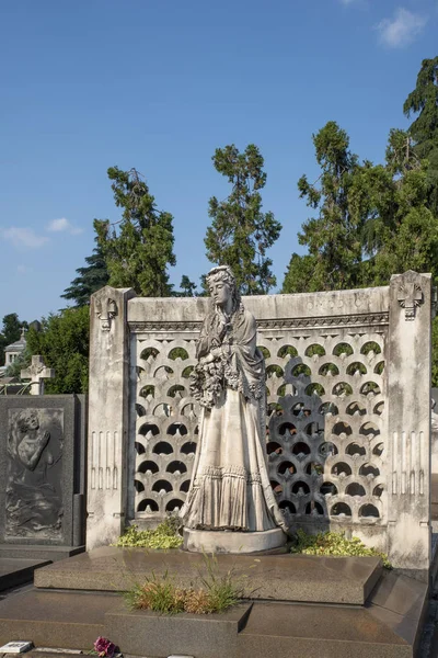 Le tombe del Cimitero Monumentale di Milano — Foto Stock