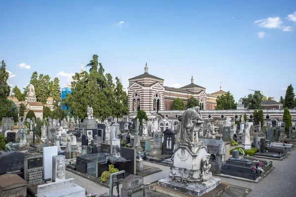 Le tombe del Cimitero Monumentale di Milano — Foto Stock