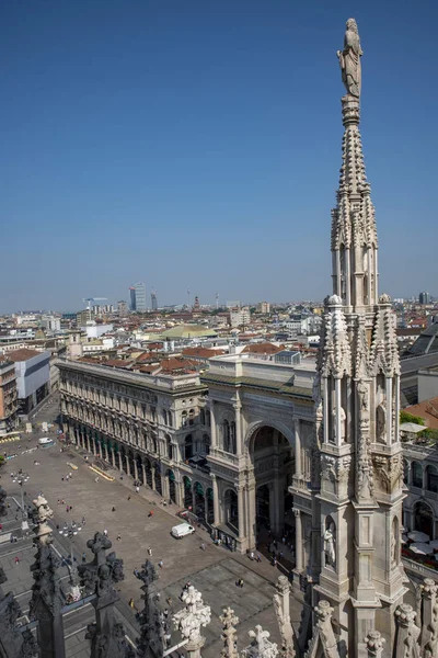 Vista della città di Milano dalla terrazza panoramica del Duomo al tramonto - Galleria Vi — Foto Stock