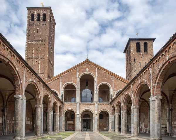 Milano'daki Saint Ambrose Bazilikası, İtalya