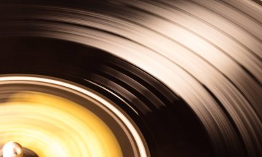 Bir siyah vinil disk Müzik çalarda dönüyor