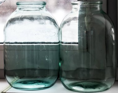 Pencerenin yanındaki iki cam kavanoz