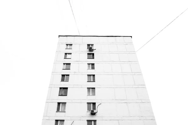 Une Maison Blanche Avec Des Fenêtres Câblés — Photo