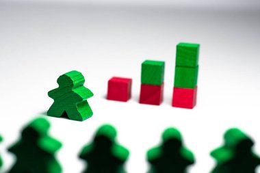 Alt meeple (çalışan) bir sunum yapıyor