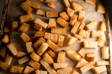 (Pişmiş) gevrek gevrek altın kruton (geleneksel snack sabotajcı gibi) üzerinden beyaz ekmek taze kızarmış